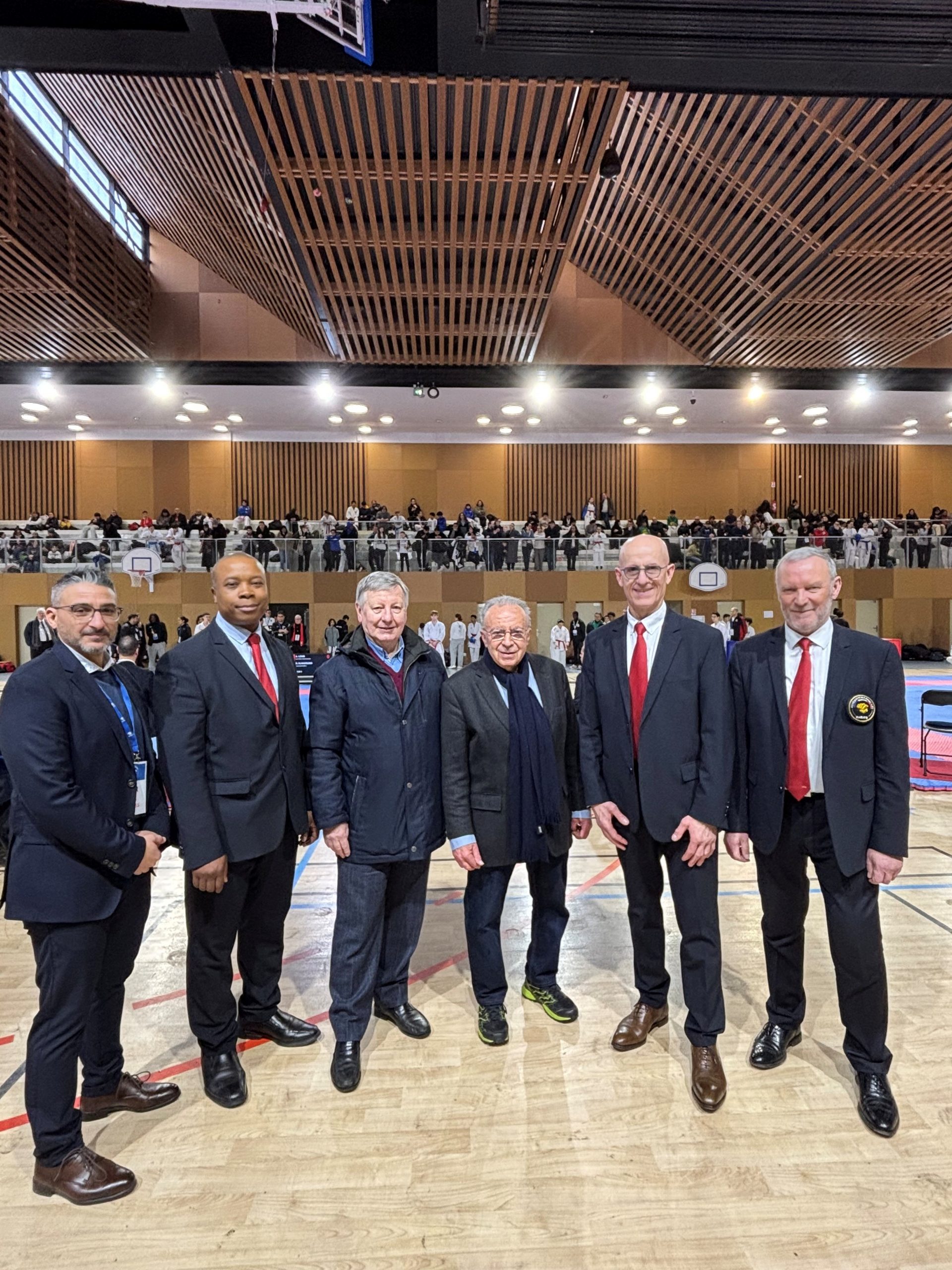Cecil Boulesnane, directeur technique de la Ligue IDF de karaté et D.A ; Wisly Marcenat, président du comité départemental de karaté du Val-de-Marne, Jean-Paul David, premier adjoint au maire ; Jacques J. P. Martin, maire ; Alain Galiana, président de la Ligue IDF de karaté et D.A. et vice-président de la FFKDA et Gérard Zajac, président du Comité départemental de la Seine-et-Marne